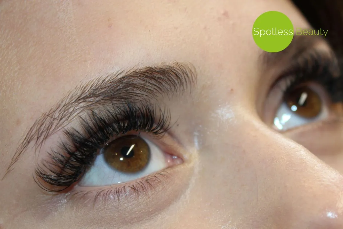 Perfektes Wimpern-Finish bei Fatma Heimburger